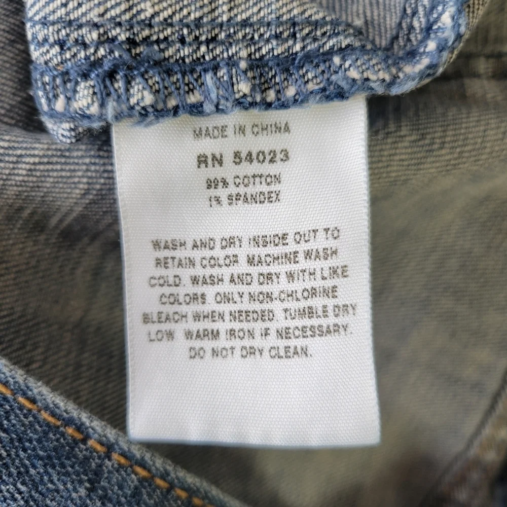 THE GAP // 1969 mid waist 5 pocket zippered side slit raw hem denim jean shorts